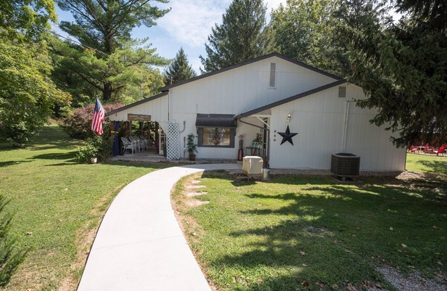 Pet Friendly, Hot Tub, renovated, Walk to downtown