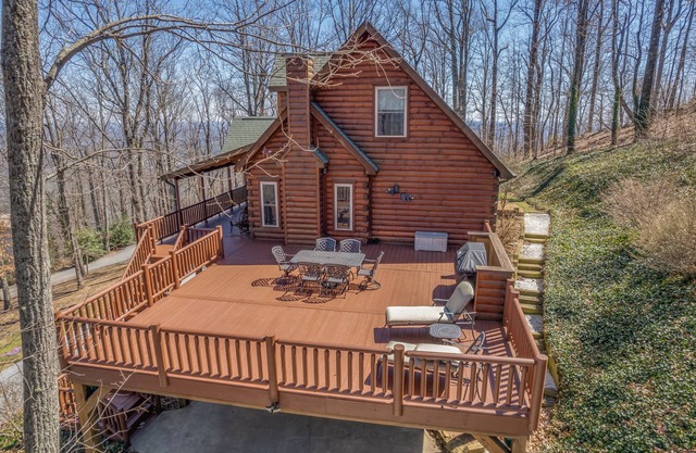 Bears Den with Mountain Views and Pet Friendly- Discounts Available!