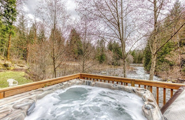 Pet friendly River front Cabin w Hot Tub and BBQ