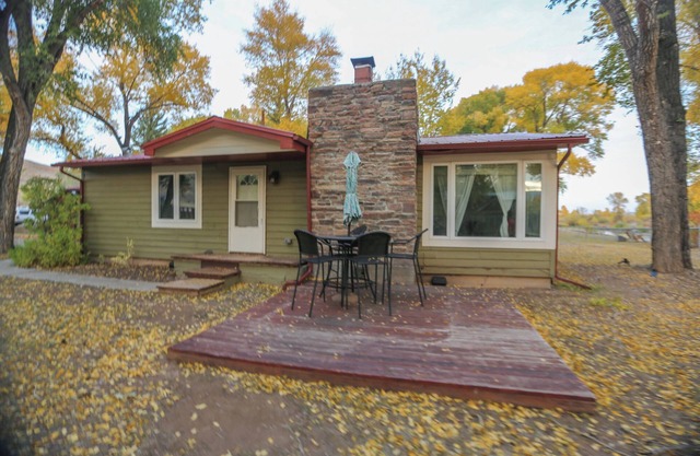 Pet Friendly Riverfront Cabins for Group Events and Gatherings - Hot Tub