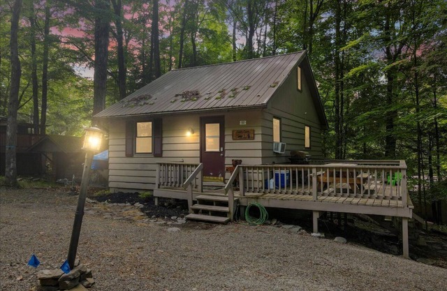 Pet Friendly Rustic Cabin at Lake Wallenpaupack w. Pool Access+Rentable BoatSlip