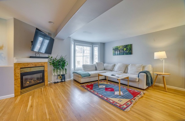 Pet-Friendly Seattle Townhome < 1 Mile to Lake!
