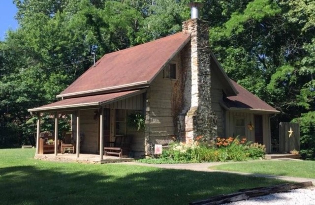Pet friendly, secluded, hot tub, close to Nashville!