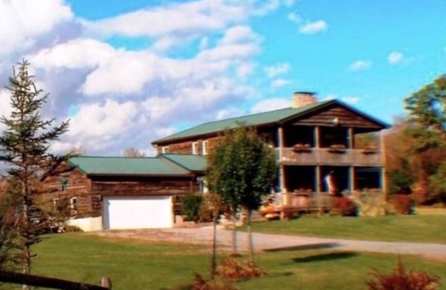 Suite in the woods close to Snowshoe, Elkins, and so much more.
