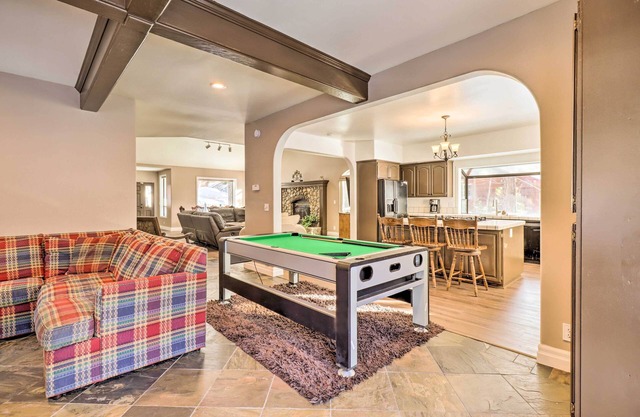 Pet-Friendly Stateline Home < 2 Mi to Lake Tahoe!