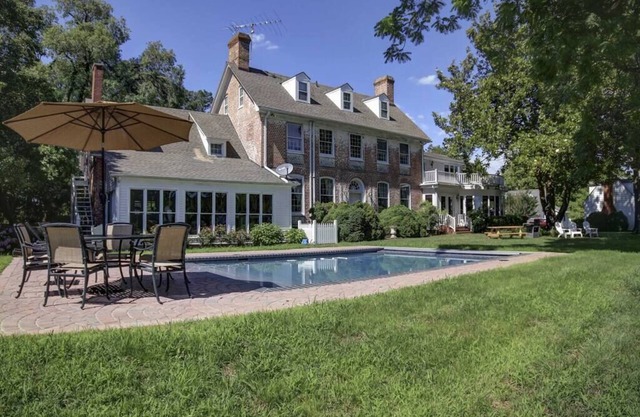 Pet-Friendly Stay with Pool – Relax & Unwind!