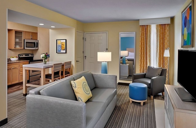 Pet-friendly Suite with Private Kitchen! Close to Faust Park & Butterfly House!