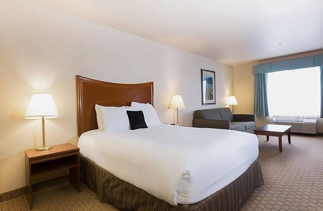 Pet-friendly Suite w/ Free Parking! A 5-minute drive away from Third Street!