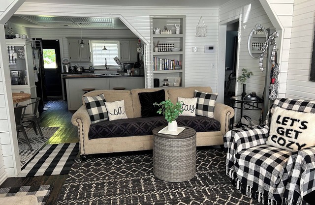 Pet Friendly! Super Cute Farmhouse - Fenced Yard!