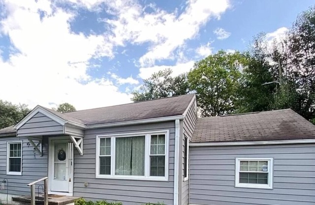 Pet friendly 2 bedroom, pool, fenced yard near Chattanooga
