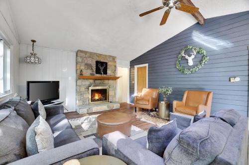 Pet Friendly Lake Retreat With Hot Tub & Fire Pit