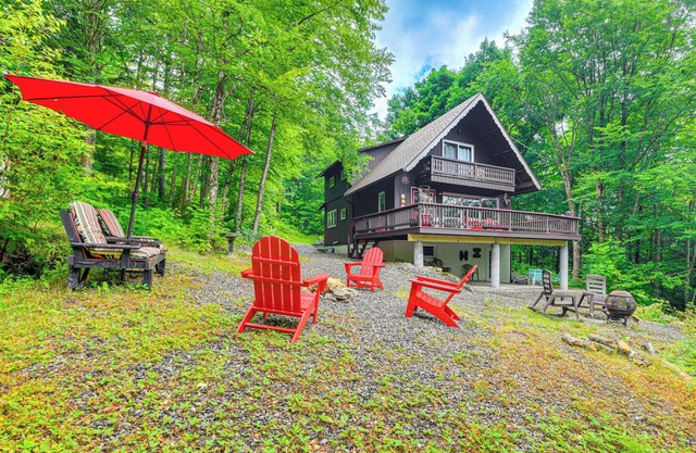 Pet-Friendly Home w/ Deck: 4 Mi to Jay Peak Resort