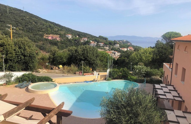 Haustierfreundliche Ferienwohnung La Pergola al Cavo 107 mit Bergblick, Pool & Terrasse
