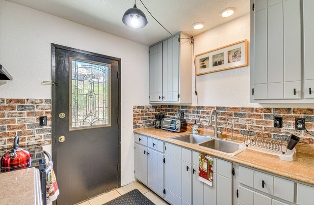 Pet-Friendly Valley Springs Retreat w/Fire Pit!