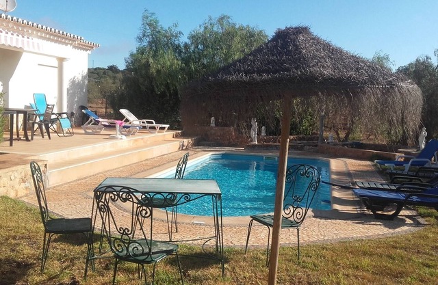 Haustierfreundliche Villa Vivenda Familia Jacinto mit Bergblick, Pool, Garten, Terrasse, BBQ & WLAN