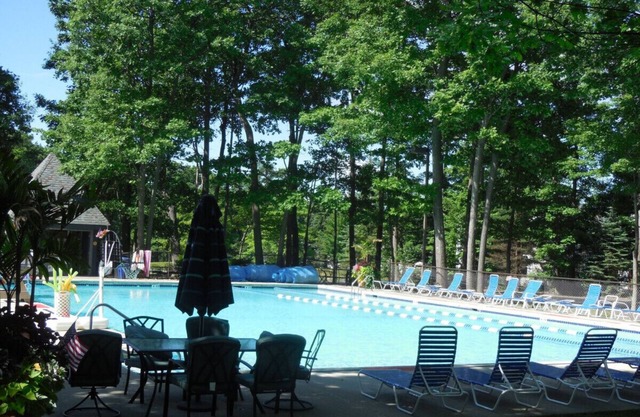 🐾 🏊‍♀️ Pet-Friendly w/ Pool Access, Fire Pit, Game Room & Outdoor Fun 🔥🎾