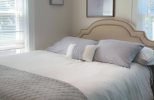 Rare find.Guest Fav.close to Berg Center, hiking sleeps 5