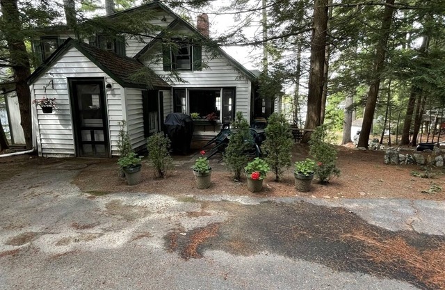 PET FRIENDLY WITH A SANDY BEACH AND DOCK