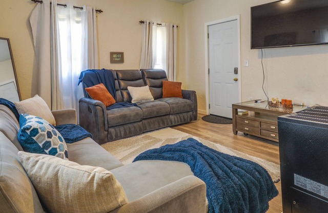 Pet-Friendly Worcester Apt ~ 1 Mi to Downtown!