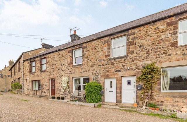 PETH HEAD COTTAGE, pet friendly, character holiday cottage in Wooler