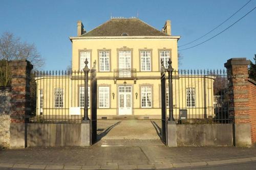 Petit château à la campagne.