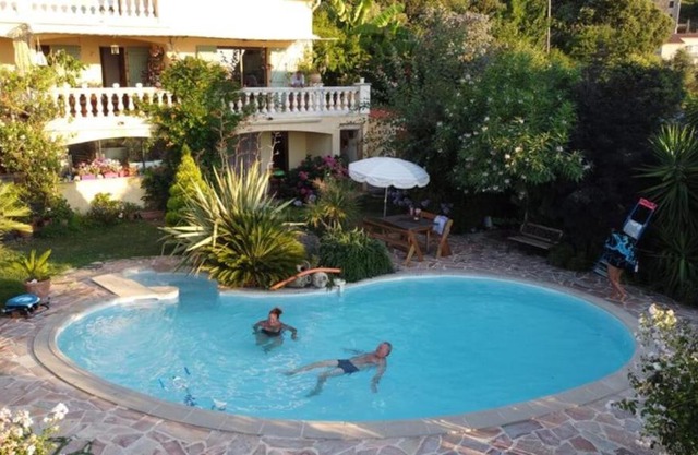 Petit coin de paradis, vue panoramique mer &montagne, piscine privée.