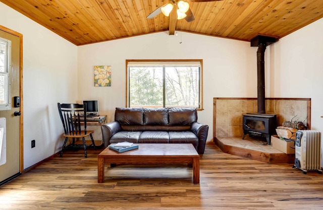 Petite Chalet with Deck near Loch Lomond!