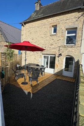 Petite maison en pierre au pied de la voie verte