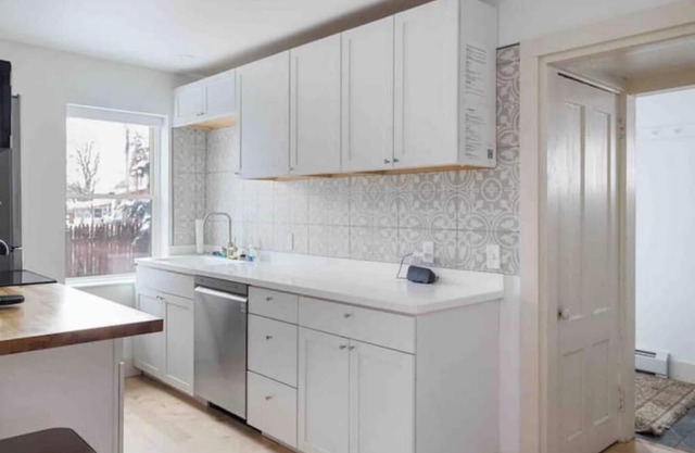 Petite+Perfect Modern Pad: parking+laundry+yard