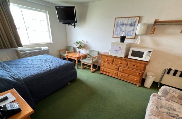 Petite Queen Economy Room in a Friendly Town!