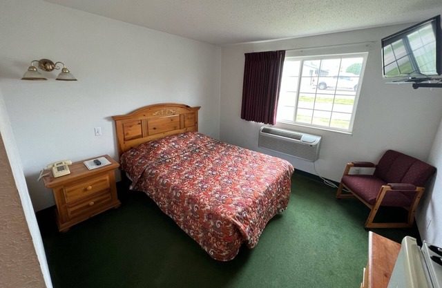 Petite Single Queen Room in the Heart of Red Bud!