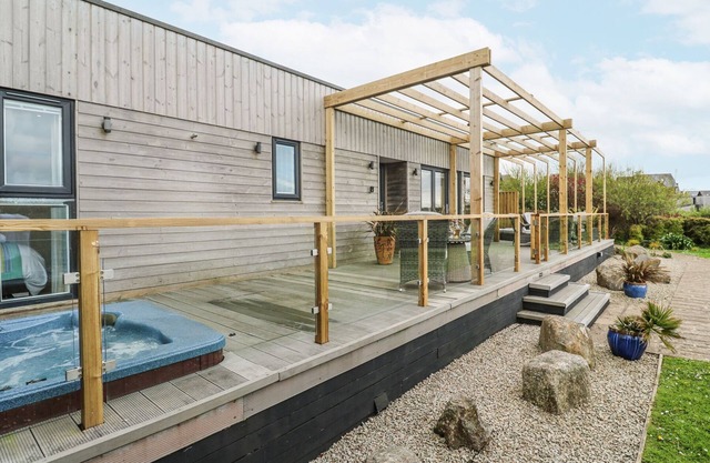 PETROC, pet friendly, country holiday cottage, with pool in Portreath