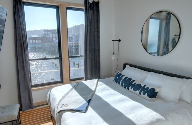 Pets Allowed, River View King Room at Bowline Hotel