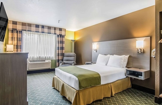 Pets are Allowed in GuestHouse Poulsbo! With Free Parking Onsite & Breakfast!