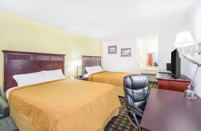 Pets are Welcome! w/ Outdoor Pool & Free Parking, Short Drive to Rock City!