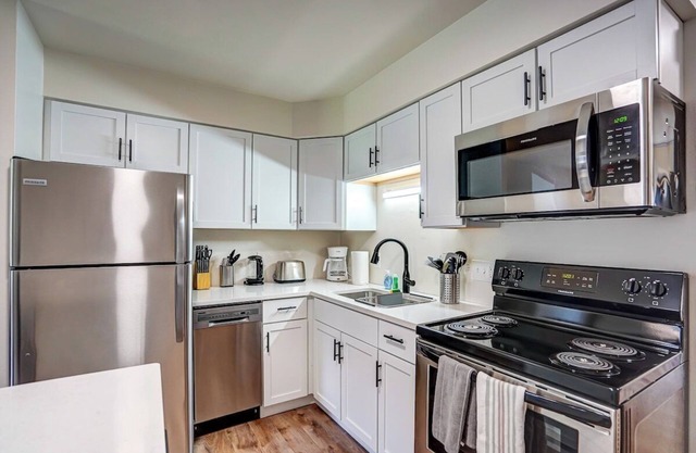 Pets Ok. Free parking. Dishwasher. Willy Street!