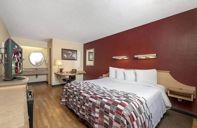 Pets Stay for FREE! w/ Complimentary Parking, Short Drive to Buffalo Zoo!