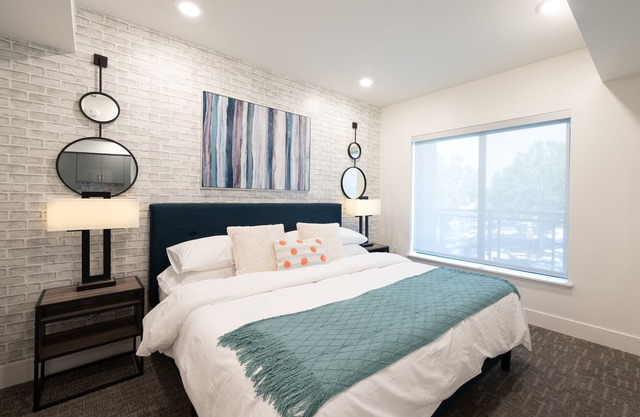 Walk + Shop + Dine Downtown Gig WiFi in-unit W/D Garage Parking King Bed