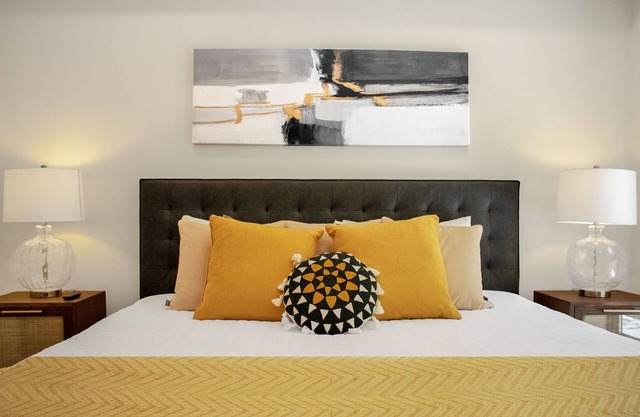 Tranquil Luxe Steps to Downtown King Beds W/D in-unit gigabit WiFi