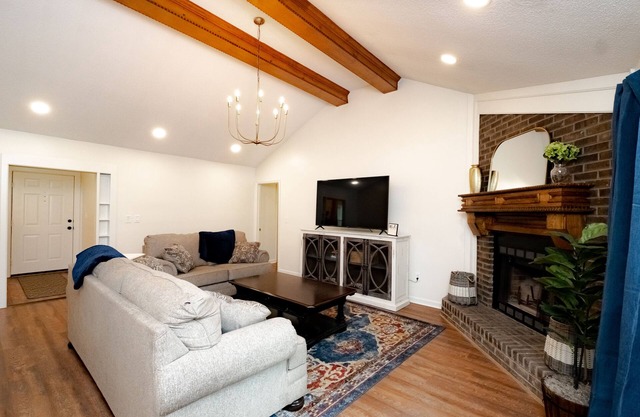 Pets Stay Free! Renovated Ranch in quiet Cut De Sac
