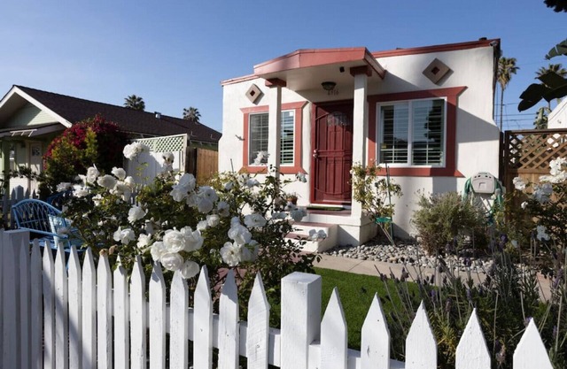 Pets Welcome - Rosy Beach Bungalow Front House w/ Amazing Patio-Dog Beach 3 Blocks!