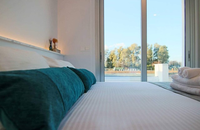 Phaedrus Living: Seaside Deluxe Flat Harbour 107
