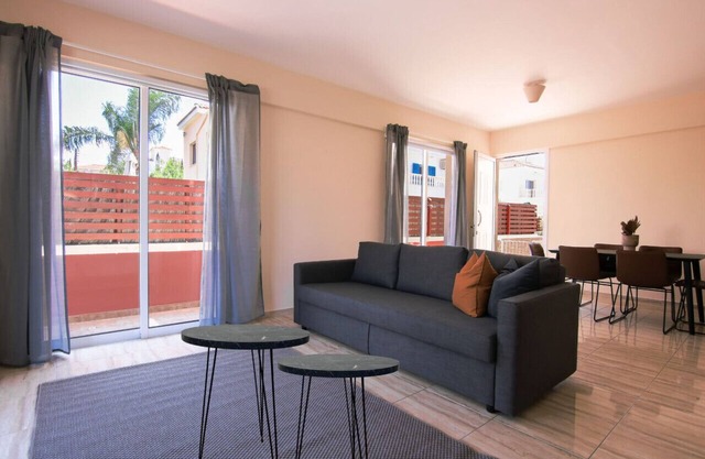 Phaedrus Living: Universal City Flat Alina