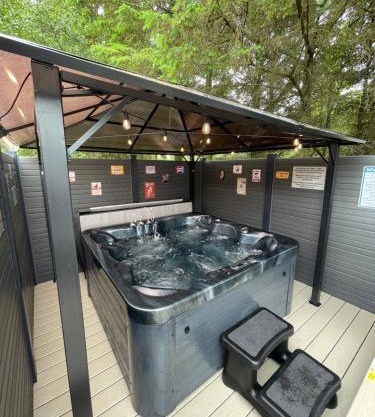 Pheasant's Hollow - 2 bed hot tub lodge with free golf, NO BUGGY
