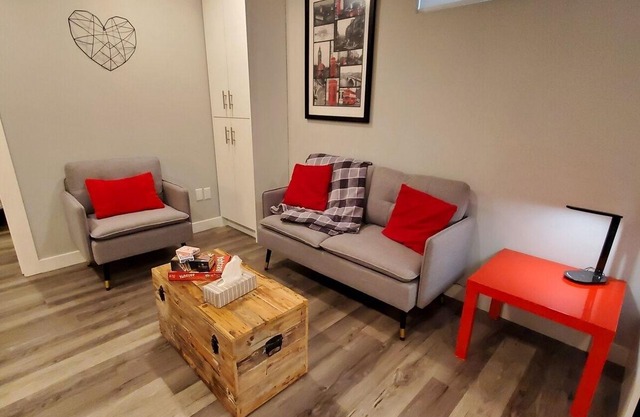 Phoebe - New 2 bdrm Basement Suite near Downtown!