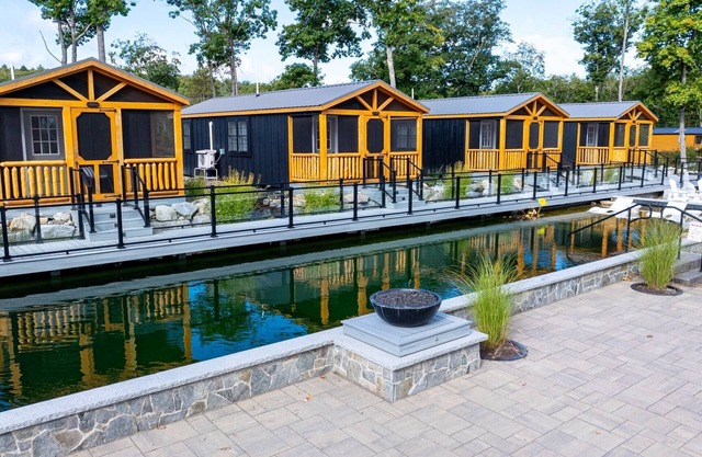 PHOEBE - RESORT WITH 12 PROPERTIES. NATURAL POND FOR SWIMMING. CAFE ON SITE.