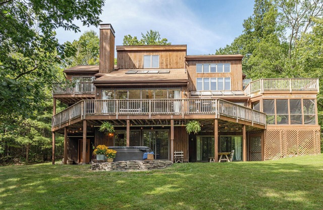 Phoenicia Retreat: Massive Private Entertaining Home with Fireplace & Pond