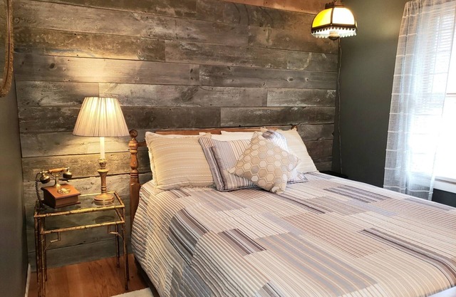 Phone Booth Room at Newaygo Bed & Breakfast