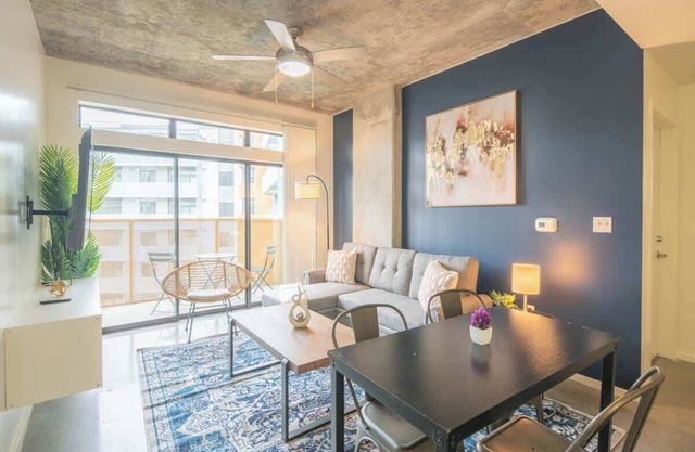 Vibrant 2BD Apartment in CDT with Gym Pool Parking