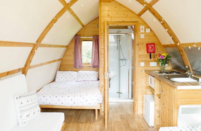 Pickhill Pod with hot tub and dog friendly close to beach and Hadrian's Wall